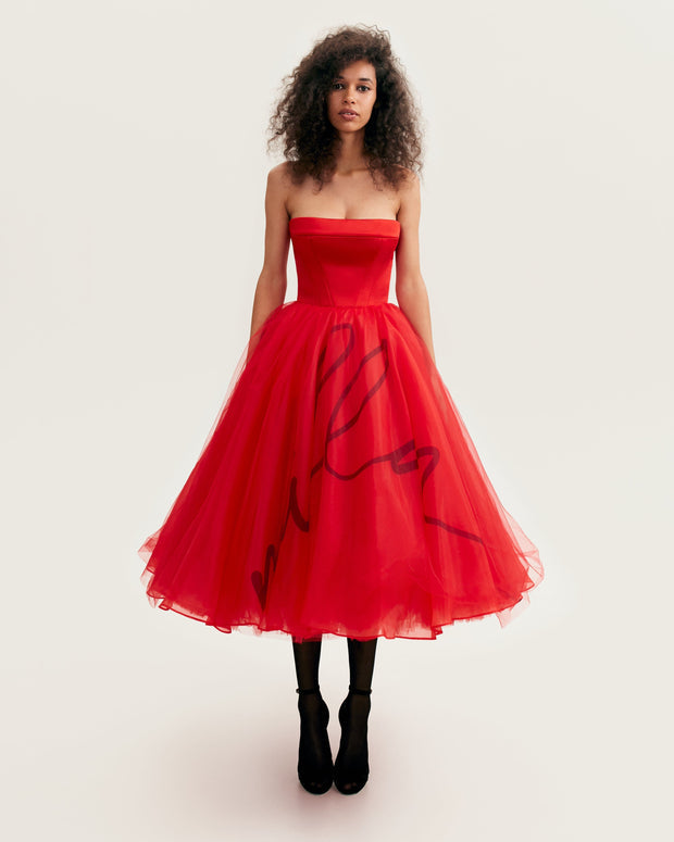 فستان Dramatic red organza dress adorned with Milla's signature and black gloves, Xo Xo