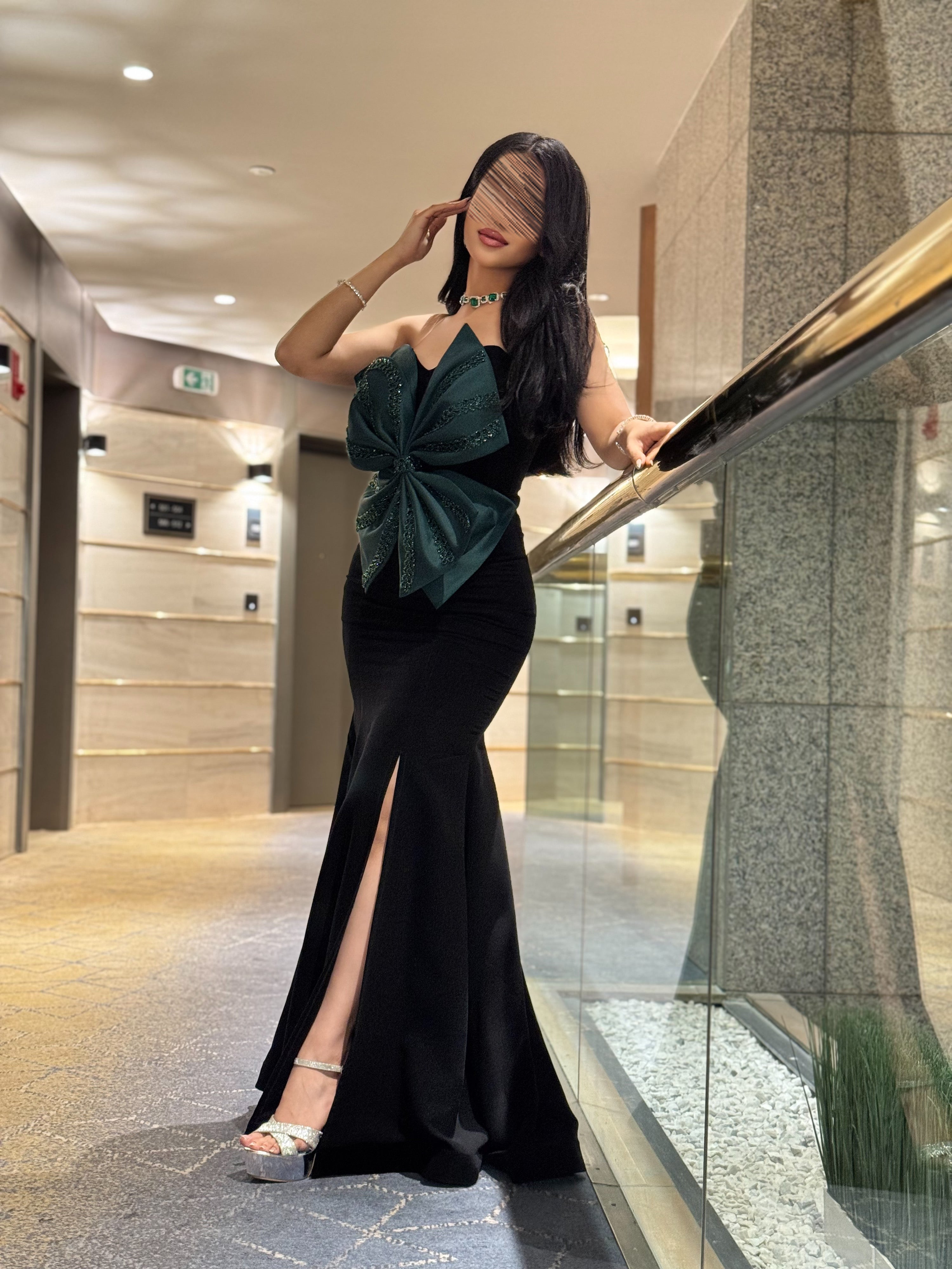 Elegant Black Mermaid Evening Dress with Statement Green Bow