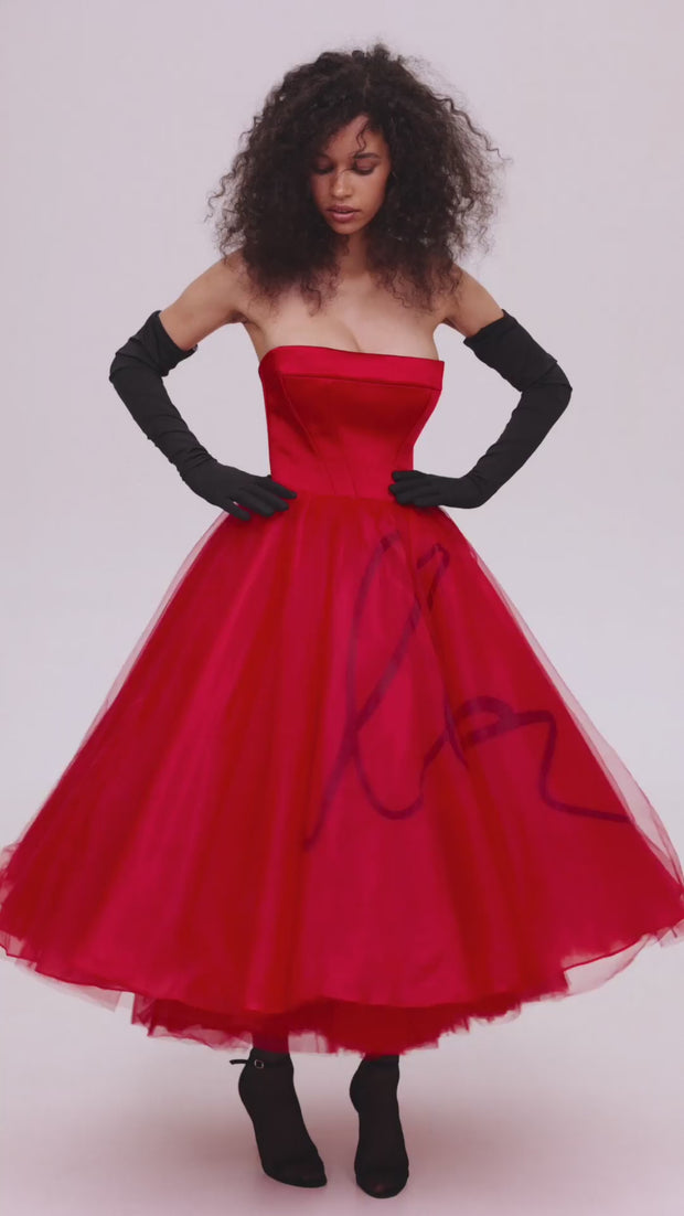 فستان Dramatic red organza dress adorned with Milla's signature and black gloves, Xo Xo