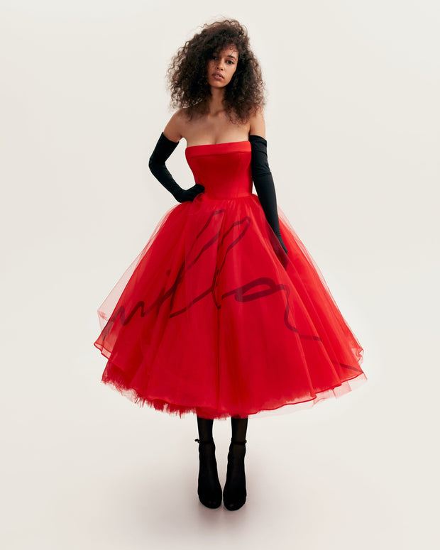فستان Dramatic red organza dress adorned with Milla's signature and black gloves, Xo Xo