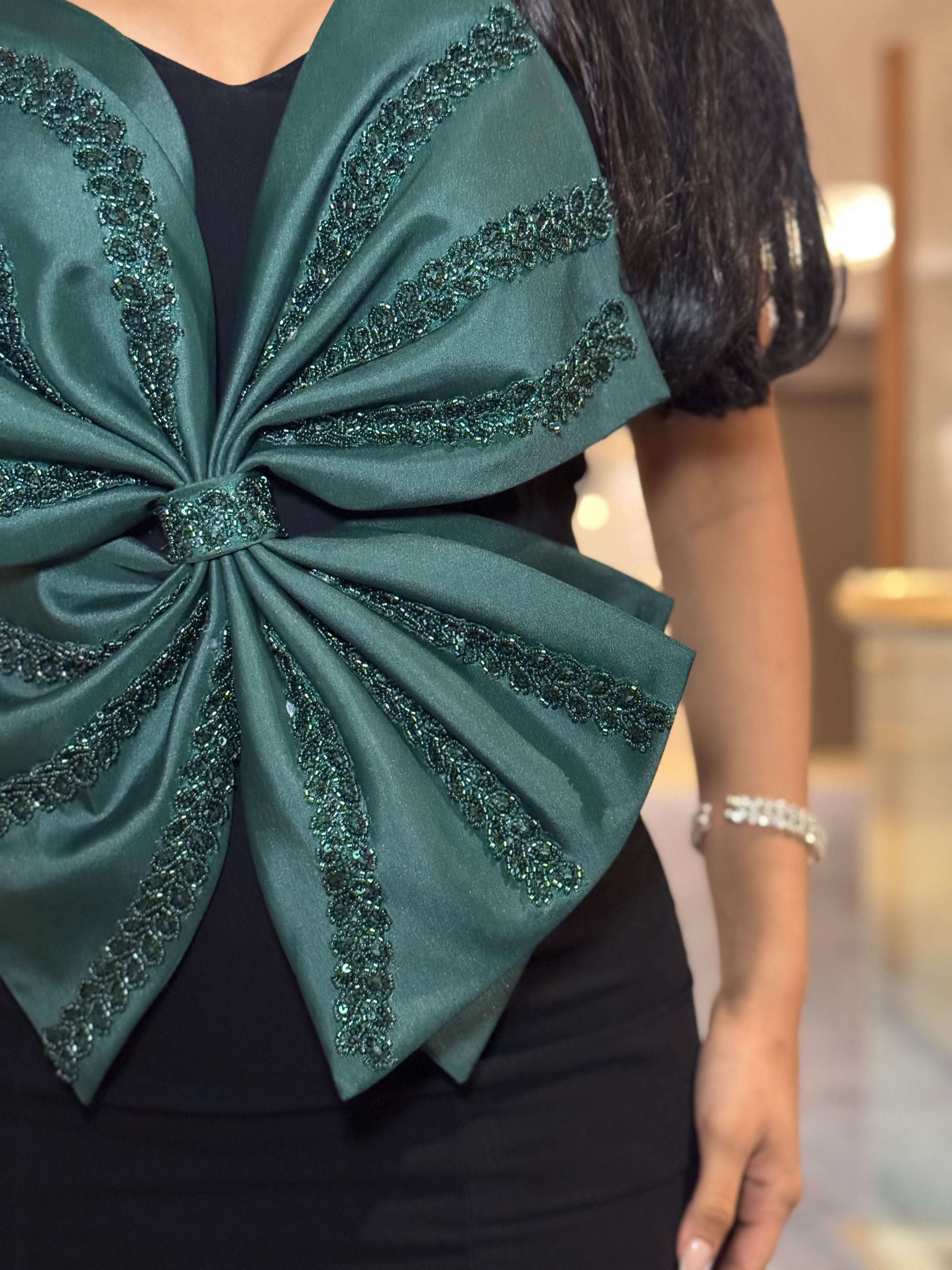 Elegant Black Mermaid Evening Dress with Statement Green Bow