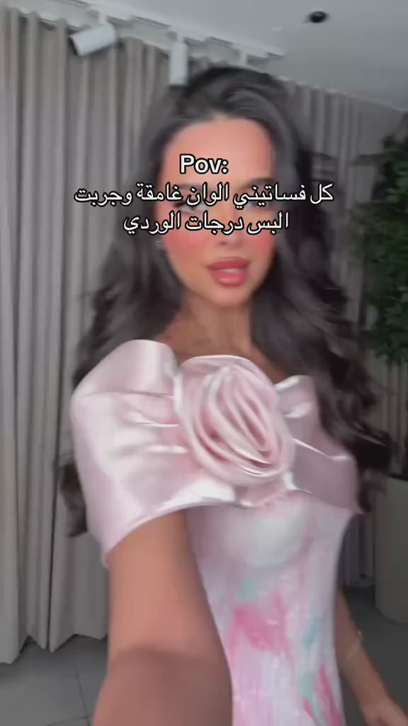 فستان طويل ناعم بتدرجات وردية وأزرق فاتح