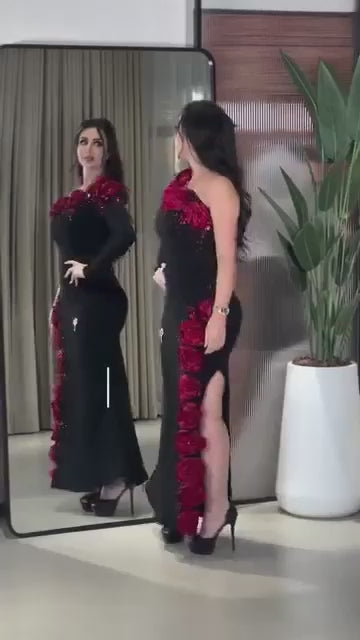 فستان سهرة أسود بتصميم كتف واحد مزين بالزهور