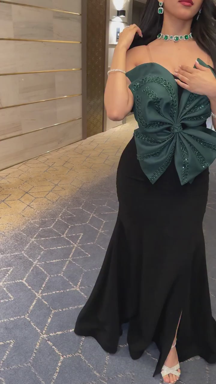 Elegant Black Mermaid Evening Dress with Statement Green Bow