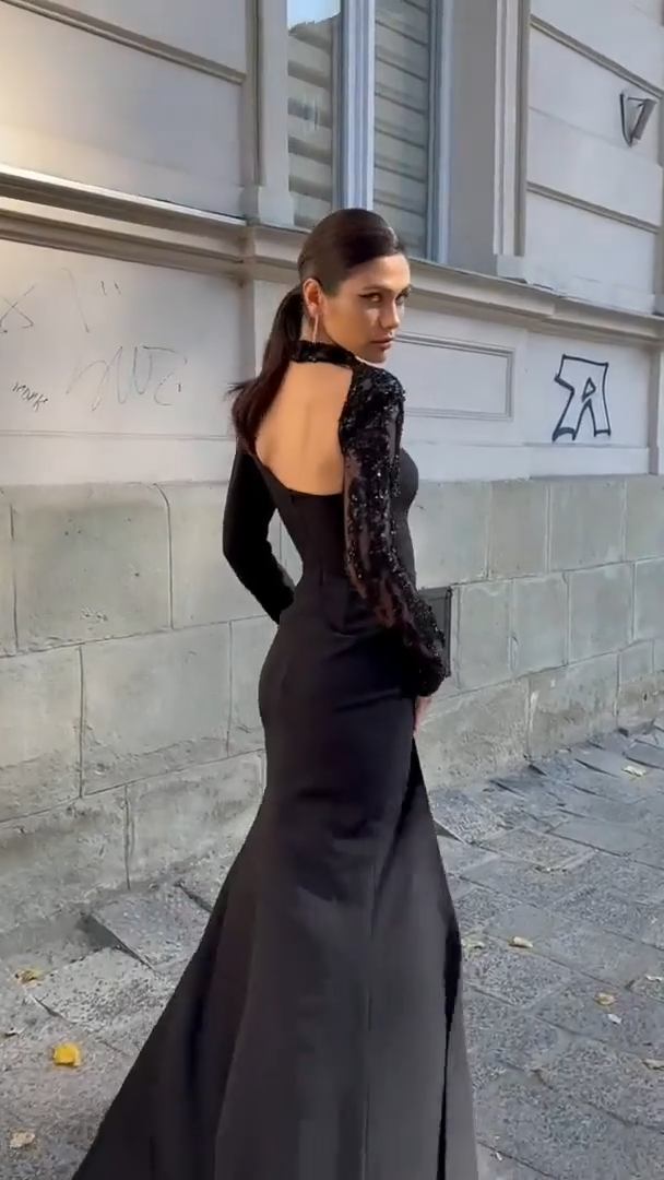Trumpet gown with detachable sleeve